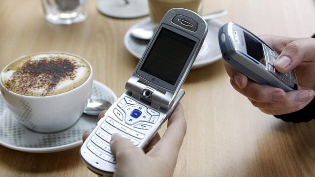 Teléfonos tontos: el resurgir de los celulares no inteligentes en un mundo hiperconectado