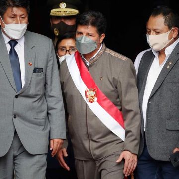 El presidente de Perú agradece al Congreso por rechazar su destitución
