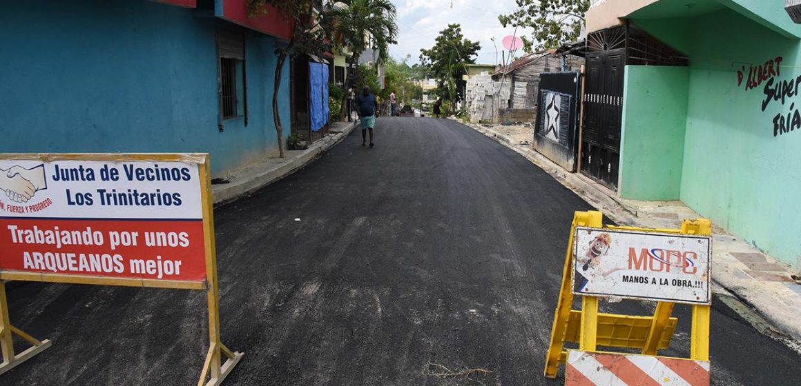 Tras más de 20 años de espera, el asfalto llegó a San Felipe, Los Arquéanos y otros sectores de Santo Domingo Norte 