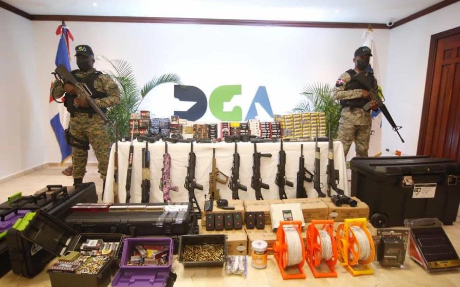 Aduanas decomisa armas de guerra, municiones y artefactos explosivos en el Puerto Río Haina