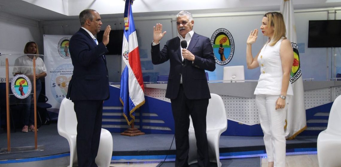 Miguel Vargas juramenta en el PRD ex dirigente reformista Víctor Feliz y a Kathy Durán