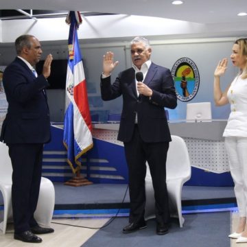 Miguel Vargas juramenta en el PRD ex dirigente reformista Víctor Feliz y a Kathy Durán