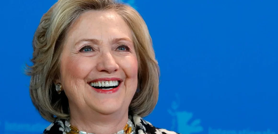 Hillary Clinton da positivo a COVID-19; tiene síntomas leves