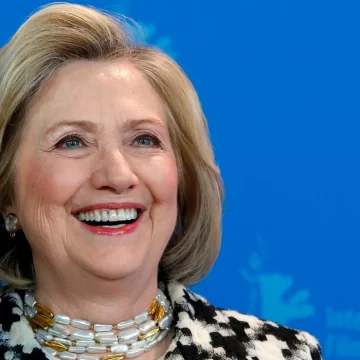Hillary Clinton da positivo a COVID-19; tiene síntomas leves