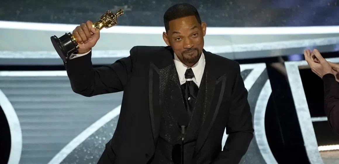 Will Smith propina un puñetazo a Chris Rock durante la gala de los Oscar