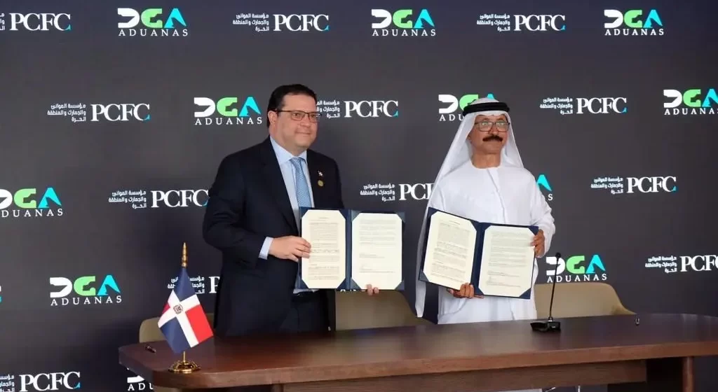 Aduanas firma del acuerdo en Dubái para convertir a RD en Hub Logístico
