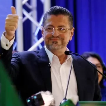 El economista Rodrigo Chaves será el nuevo presidente de Costa Rica tras las elecciones de este domingo y después de que su rival, José María Figueres, concediera la derrota.