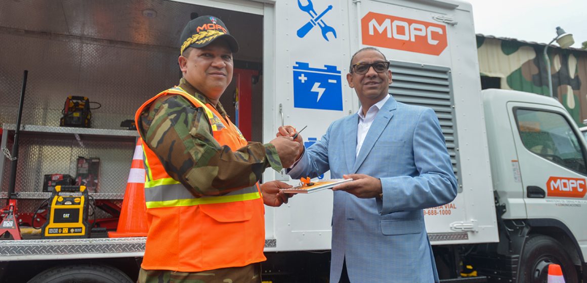Ministro de Obras Públicas entrega talleres móviles, vehículos y avituallamiento a personal de la COMIPOL