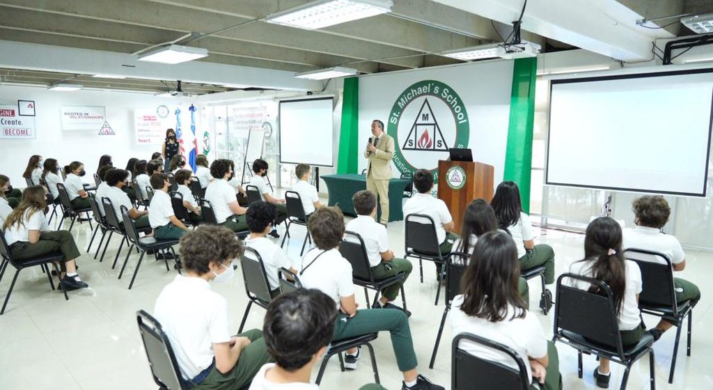 Ministro de Medio Ambiente fomenta conciencia de protección a los recursos naturales entre estudiantes del St. Michael’s School