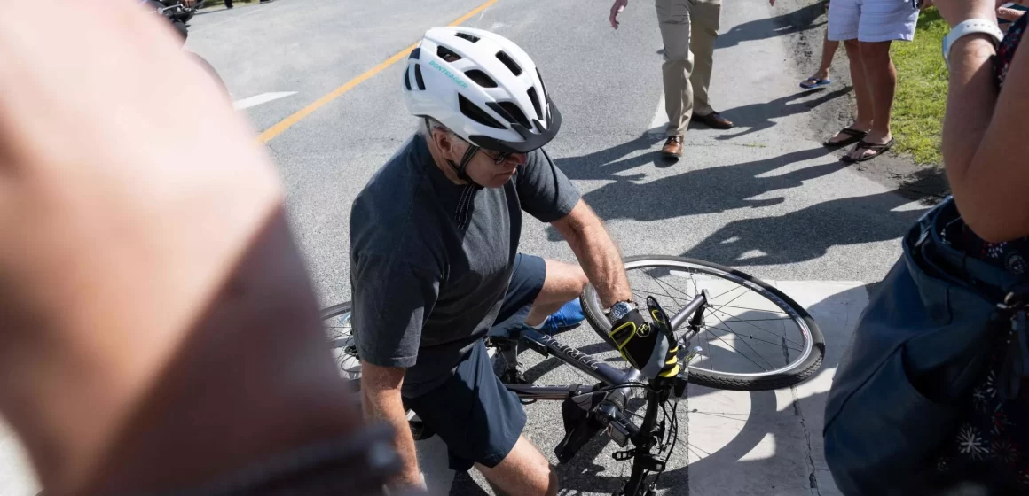 Presidente de EE.UU. se cae de la bicicleta durante un paseo por la playa