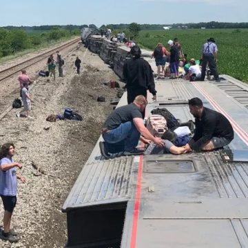 Tren con 243 pasajeros descarrila en Missouri tras chocar contra un camión