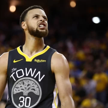 Con 43 puntos de Curry los Warriors empatan las Finales