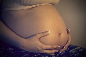El insólito caso de una mujer que está embarazada de 13 bebés