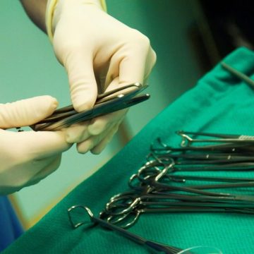 Cirujanos suspenderán servicios a las ARS