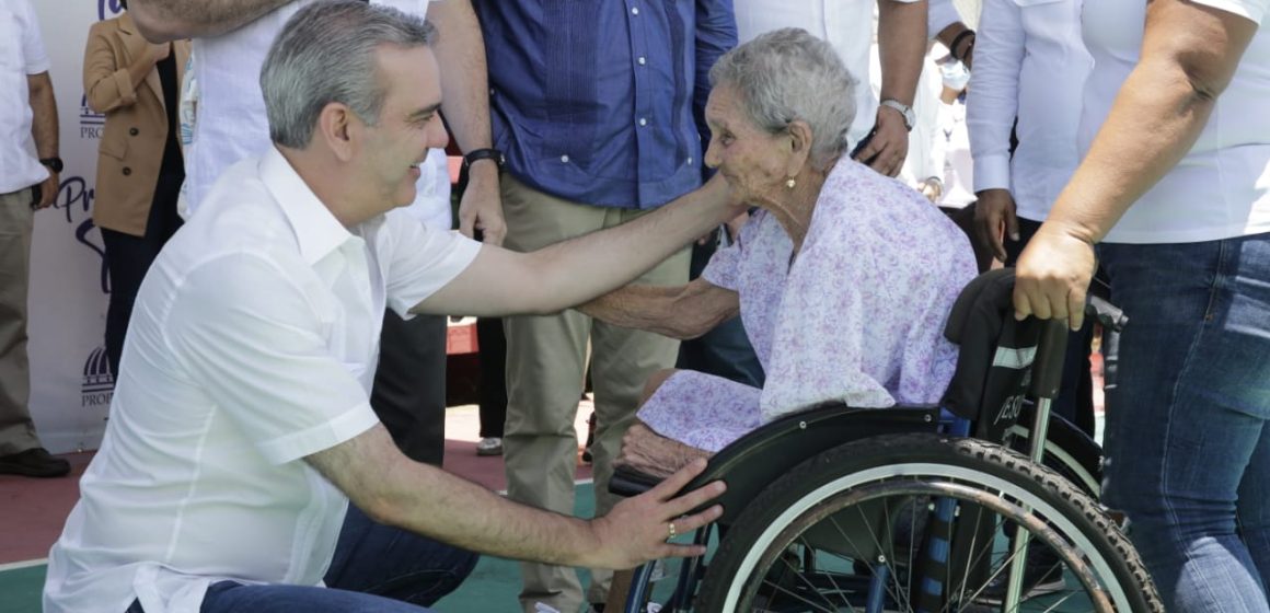 Abinader beneficia con pensión y reparación de casa a señora de 105 años en Jornada “Primero Tú