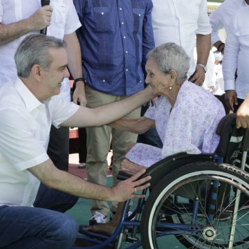 Abinader beneficia con pensión y reparación de casa a señora de 105 años en Jornada “Primero Tú