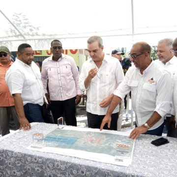 Presidente Abinader y ministro de Obras Públicas encabezaron asfaltado a calles de Sabana Grande de Palenque, San Cristóbal