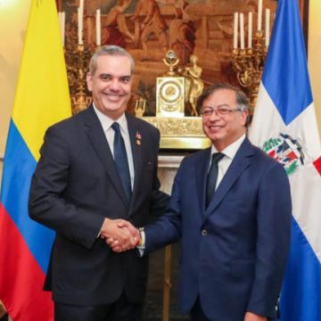 Presidente Abinader y Gustavo Petro se reúnen previo a toma de posesión