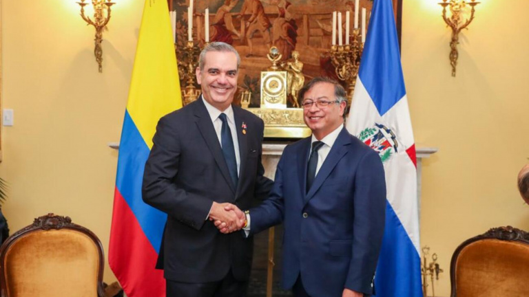 Presidente Abinader y Gustavo Petro se reúnen previo a toma de posesión