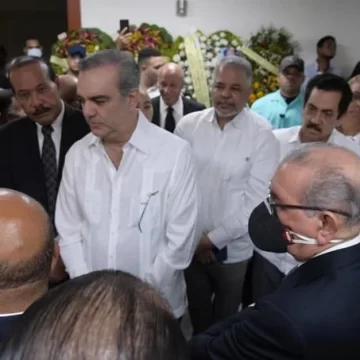 Presidente Luis Abinader y Danilo conversan un rato en velatorio de la madre de Temo y José Montás