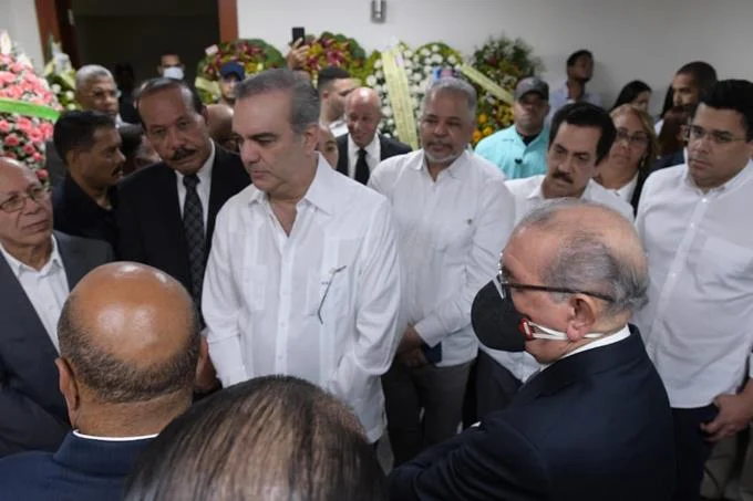 Presidente Luis Abinader y Danilo conversan un rato en velatorio de la madre de Temo y José Montás