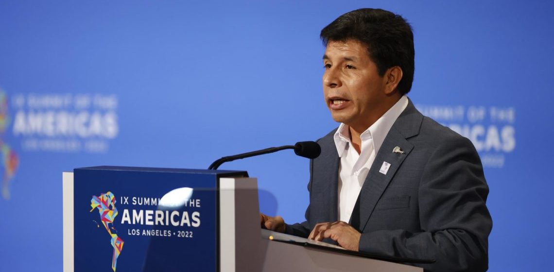 Presidente de Perú acude a Fiscalía a responder sobre ascensos militares