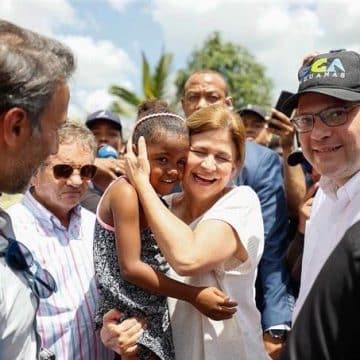 Eduardo Sanz (Yayo) y vicepresidenta, Raquel Peña visitan zonas afectadas por el huracán Fiona en Higüey