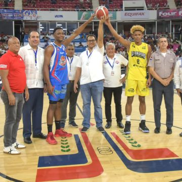 Superintendente de Electricidad realiza saque de honor en partido baloncesto clubes Rafael Barias y San Lázaro