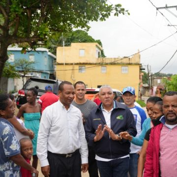Radhamés González distribuye raciones de alimentos en sectores vulnerables de SDO tras paso de Fiona