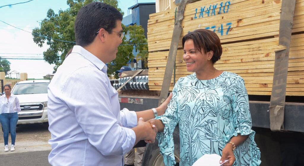 Ministro de Energía y Minas y director de la CAASD entregan materiales para reparar viviendas afectadas por Fiona en Monte Plata