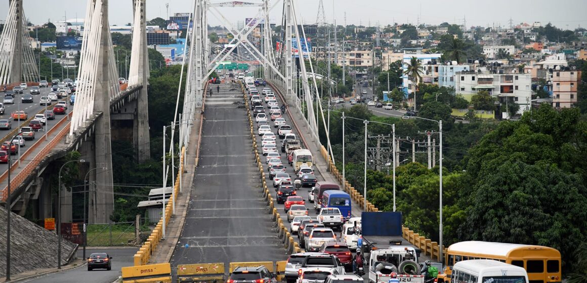 Obras Públicas ordena ampliar horario de trabajos en el cambio de juntas del puente Duarte
