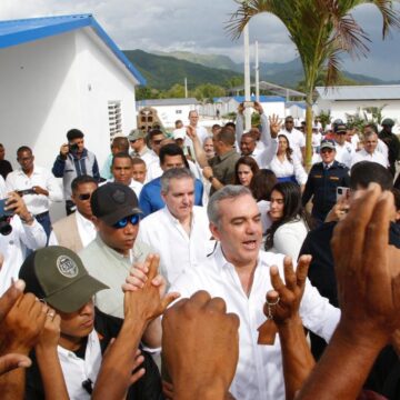 Presidente Abinader entrega100 ecoviviendas con paneles solares a familias pobres de Azua