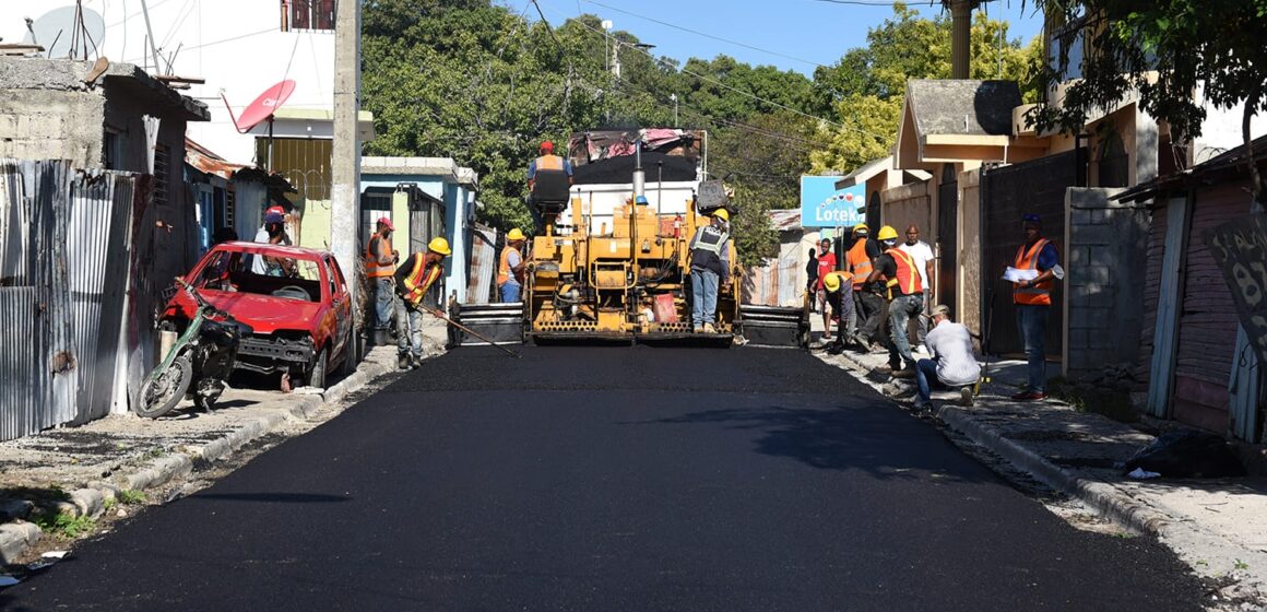 MOPC lleva a cabo masivo plan de asfaltado en provincia Barahona por una inversión superior a los RD$210 millones