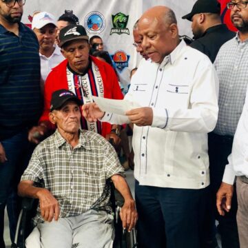 Director IAD entrega cheques por RD$18,273,000.00 a productores de Nagua afectados por huracán Fiona