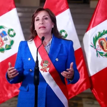Presidenta de Perú acepta adelantar comicios ante protestas