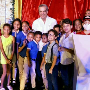 Presidente Abinader inaugura “Villa Navidad” para el entretenimiento de la familia dominicana durante festividades navideñas