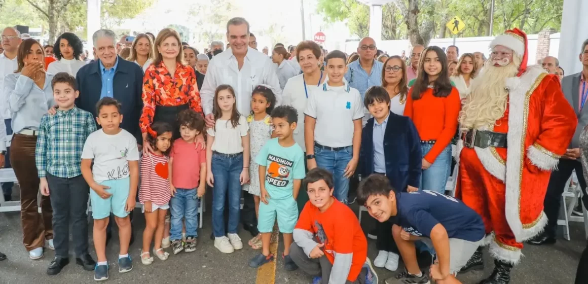 Presidente Abinader y Raquel Peña comparten con vecinos de la Casa Presidencial de Santiago