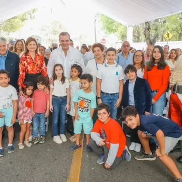 Presidente Abinader y Raquel Peña comparten con vecinos de la Casa Presidencial de Santiago