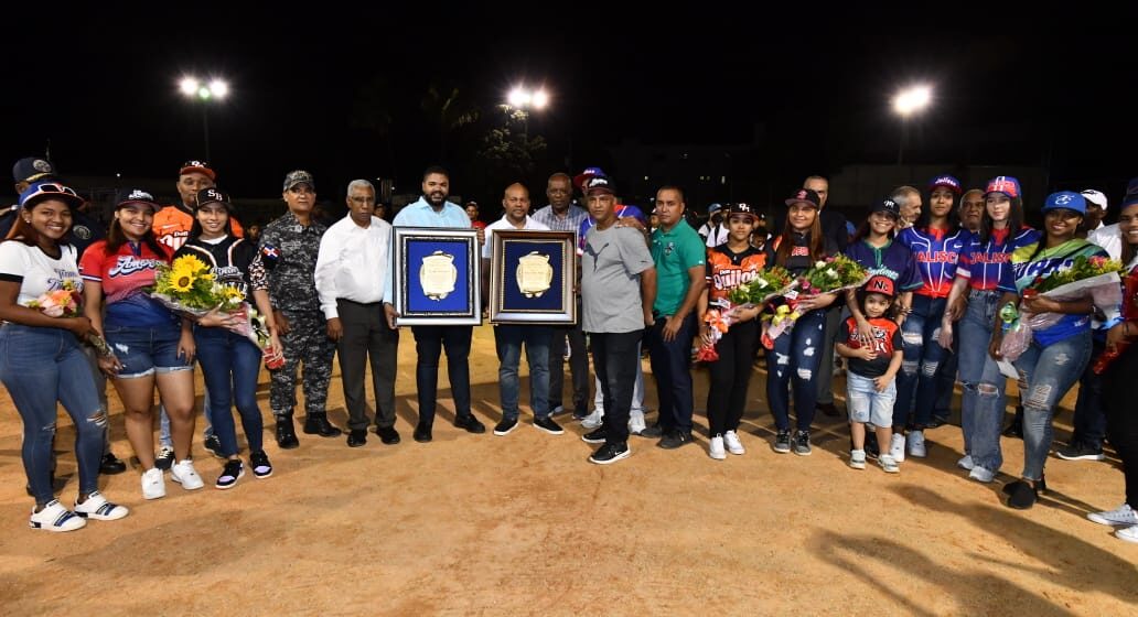 Dedican a Deligne Ascención torneo de softbol del sector Simón Bolívar, DN
