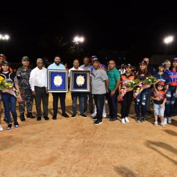 Dedican a Deligne Ascención torneo de softbol del sector Simón Bolívar, DN