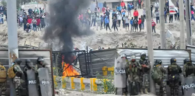 Manifestantes peruanos queman puesto fronterizo con Bolivia