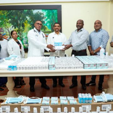 Gabinete de Política Social entrega más de 24 millones de pesos en medicamentos a centros médicos de SDN y el DN