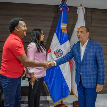 Pedro Martínez y esposa visitan al ministro de Obras Públicas, Deligne Ascencion