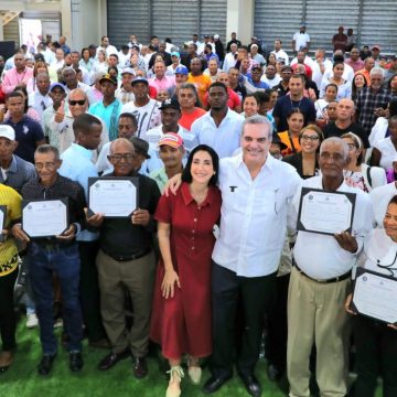 Presidente Luis Abinader entrega 719 títulos de propiedad en Azua