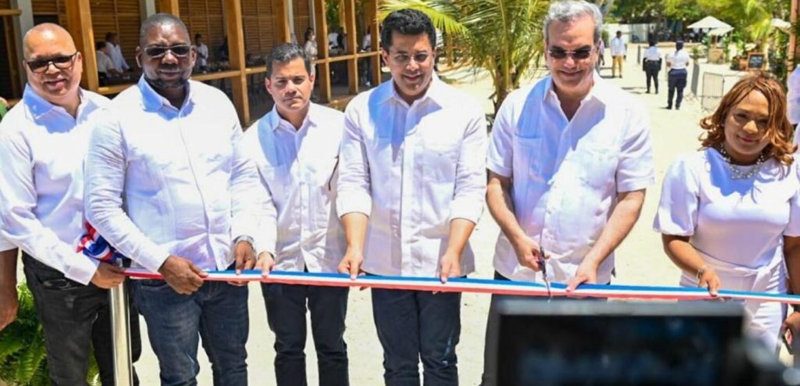 Presidente y ministro de Turismo inauguran reconstrucción de dos plazas de vendedores en playa Guayacanes