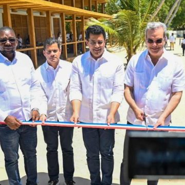 Presidente y ministro de Turismo inauguran reconstrucción de dos plazas de vendedores en playa Guayacanes