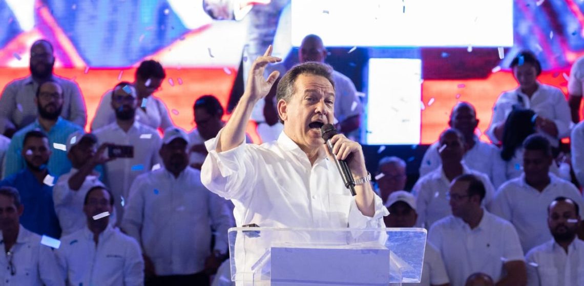 Ito Bisonó juramenta dirigentes para trabajar por reelección de Abinader