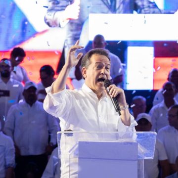 Ito Bisonó juramenta dirigentes para trabajar por reelección de Abinader