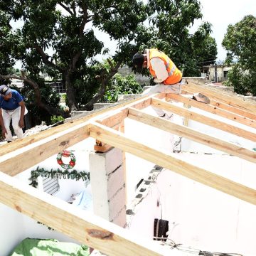 Programas Sociales del MOPC coloca techos de zinc nuevos a más de 500 viviendas en Los Alcarrizos