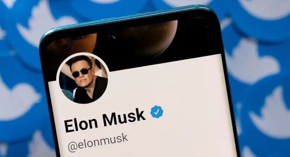 Elon Musk anuncia fecha límite al check azul gratuito en Twitter, será el próximo 20 de abril  que se eliminará el check azul heredado.